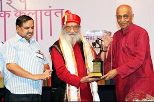 नव्या पिढीला अभिजात संगीत ऐकण्याची सवय लावायला हवी – बाबासाहेब पुरंदरे