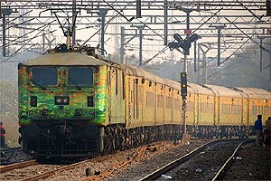 अडीच तास उशिराने धावल्या सर्वच रेल्वेगाडय़ा
