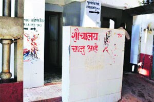 ठाणे स्थानकात डिलक्स स्वच्छतागृहाच्या बोलगप्पाच