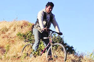 १३ वर्षे, दोन चाके आणि पन्नास किल्ले!