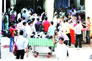 सॅटिस फेरीवाल्यांना आंदण