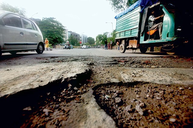 खराब रस्त्यांविरोधात बदलापूरमध्ये बंद