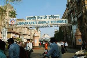 सीएसटी रेल्वेस्थानकात तरुणीचे आत्मदहन