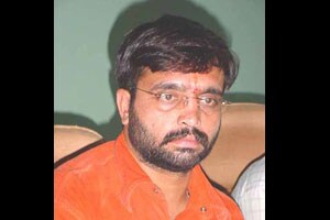 लढाई.. वर्चस्वाची अन् फरफट पै-पाहुण्यांची!