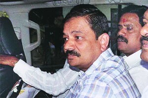 पाटणकर शिवसेनेच्या नजरकैदेतच