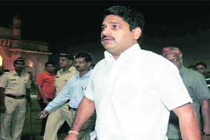 ‘आई-वडिलांचा सांभाळ करण्यासाठी कायदा करावा लागणे हे दुर्दैवी’
