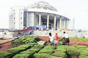 काम अर्धवट पण उद्घाटनासाठी खटपट