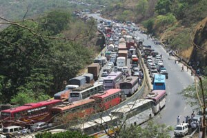 खंडाळ्यात तीन बसेसच्या विचित्र अपघातात तीन जखमी