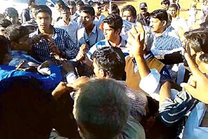 घोडेवाल्यांनी चाबकाने फोडून काढल्याने महाविद्यालयीन विद्यार्थी जखमी