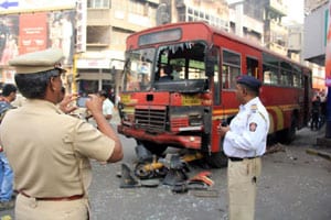 लक्ष्मी रस्त्यावर ब्रेक निकामी झालेल्या पीएमपी बसच्या धडकेत सहा जखमी