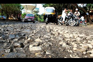 खराब रस्त्यांची ‘देणगी’ खराब रस्त्यांची ‘देणगी’