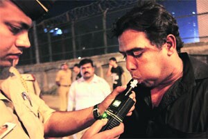 दारू पिऊन गाडय़ा चालविणा-या केवळ पाच जणांना पकडले… दारू पिऊन गाडय़ा चालविणा-या केवळ पाच जणांना पकडले…