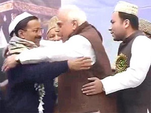 केजरीवाल, सिब्बल यांच्यात ‘जादू की झप्पी’!