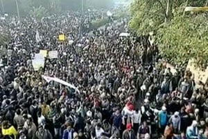 दिल्लीत सचिवालयाबाहेर भरला जनता दरबार