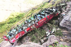 मृतांच्या कुटुंबीयांना तीन लाख रुपयांची मदत