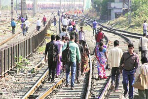 प्रवाशांची घाई; निष्काळजीपणाही अपघातांना कारणीभूत! प्रवाशांची घाई; निष्काळजीपणाही अपघातांना कारणीभूत!