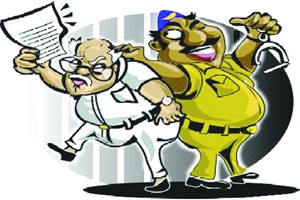शेतात लपलेले दरोडेखोर पकडण्यासाठी उसाची कापणी!