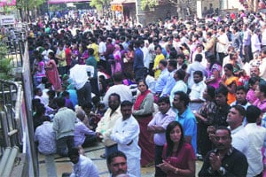 शिर्डीत भाविकांची विक्रमी गर्दी