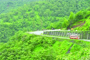 आंबोली पर्यटनस्थळांची निकृष्ट कामे, चौकशीची मागणी