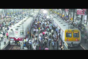 मध्य रेल्वेच्या २७ गाडय़ांचे आयुष्य संपलेले