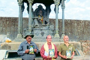 ‘दुर्गदुर्गेश्वर रायगड’चे रायगडावर प्रकाशन