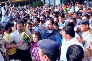कलमाडी समर्थकांकडून जल्लोषपूर्ण स्वागत
