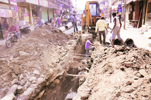 खोदकामांमुळे वाहनधारकांचे हाल