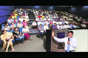 शेअर बाजारात दीर्घकालीन गुंतवणूक योग्य- व्ही. के. शर्मा शेअर बाजारात दीर्घकालीन गुंतवणूक योग्य- व्ही. के. शर्मा