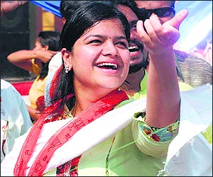 प्रिया दत्तविरोधात भाजपकडून पूनम महाजन