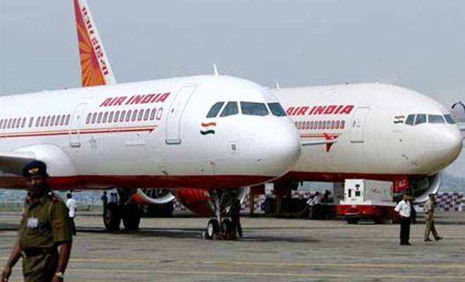एअर इंडियाच्या १७ कर्मचाऱ्यांना कामावर घेण्यासंबंधी निर्णय नाही