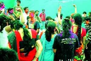 ‘त्यांच्या’ जीवनात‘रंग’ भरण्याचा प्रयत्न ‘त्यांच्या’ जीवनात‘रंग’ भरण्याचा प्रयत्न