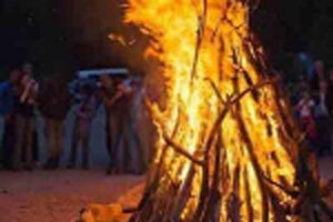 सोलापूर जिल्ह्य़ात गारपिटीच्या संकटाचे होलिकोत्सवावर सावट
