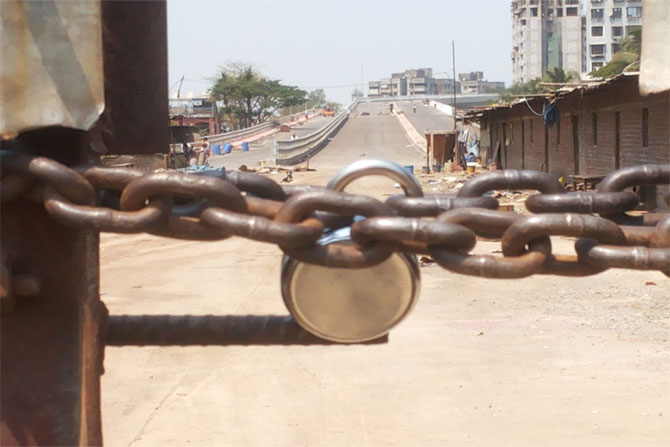 अक्कलकोट तहसील कार्यालयास ‘स्वाभिमानी’ने कुलूप ठोकले