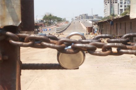 अक्कलकोट तहसील कार्यालयास ‘स्वाभिमानी’ने कुलूप ठोकले