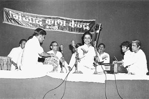 मोहिनी अशी की, दर्ग्यामध्ये गीतरामायण