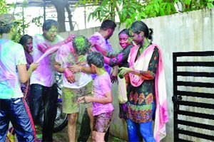 धूळवडीच्या जल्लोषात पाण्याची नासाडी
