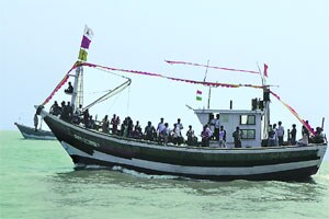 शेकडो वर्षांची परंपरा जतन करीत मच्छीमारांची होळी साजरी