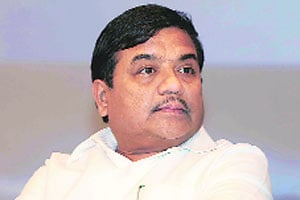 शेतक-यांवर गोळीबार करणा-या आर. आर. यांचे हात रक्ताने माखलेले