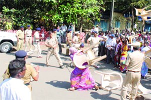 रायगडच्या जिल्हाधिकारी कार्यालयावर दगडफेक