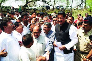 संतप्त शेतकऱ्यांनी मुख्यमंत्र्यांवर गवताच्या पेंढय़ा भिरकावल्या