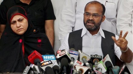 नक्वींच्या घराबाहेर साबिर अलींच्या पत्नीची निदर्शने