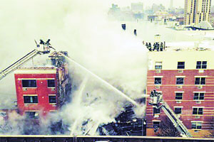 न्यूयॉर्क इमारत दुर्घटनेत सात ठार, ६३ जखमी