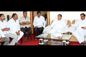 पालकमंत्री पिचड यांच्या उपस्थितीत पराभवाची कारणमीमांसा