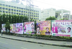 मोदींच्या नावाने स्थानिक चमकेश नेत्यांची बॅनरबाजी