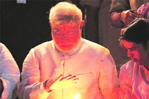 सत्ताधाऱ्यांऐवजी विरोधकांवर आघाडी करण्याची वेळ