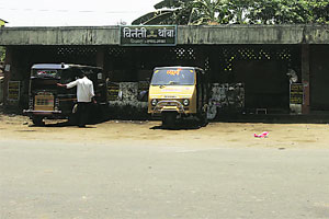 पनवेलमधील बसथांब्यांचा गॅरेजसाठी वापर