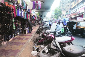 पे अँड पार्कसाठी कापड बाजारात जागेचे संपादन