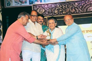 सात दशकांच्या कारकीर्दीला लाभले प्रभात जीवनगौरव पुरस्काराचे कोंदण