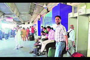 रेल्वे स्थानकांची सुरक्षा वाऱ्यावर