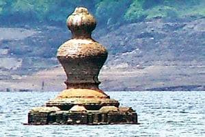 मुळशी धरणाची पातळी खालावल्याने ज्योतिरूपेश्वर मंदिराच्या कळसाचे दर्शन